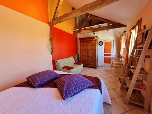 Postel nebo postele na pokoji v ubytování Chambre "l'Eglantier", Champliveau