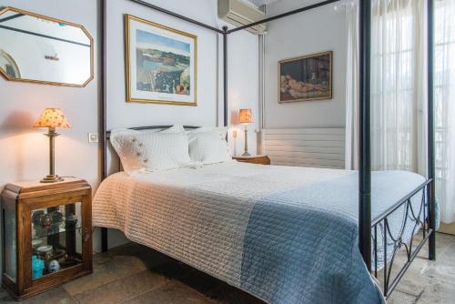 Postel nebo postele na pokoji v ubytování Aegina Town the Stone House