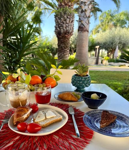 een tafel met borden met voedsel op een tafel bij Cambiocavallo Resort in Zimmardo