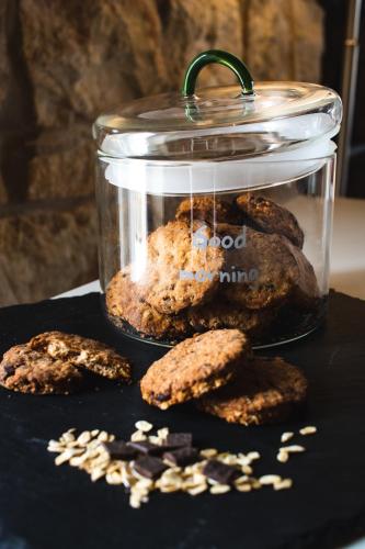 een glazen pot gevuld met koekjes op een tafel bij Cambiocavallo Resort in Zimmardo