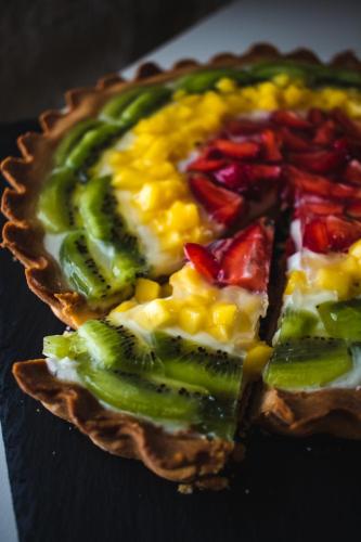 een taart met fruit en groenten op tafel bij Cambiocavallo Resort in Zimmardo