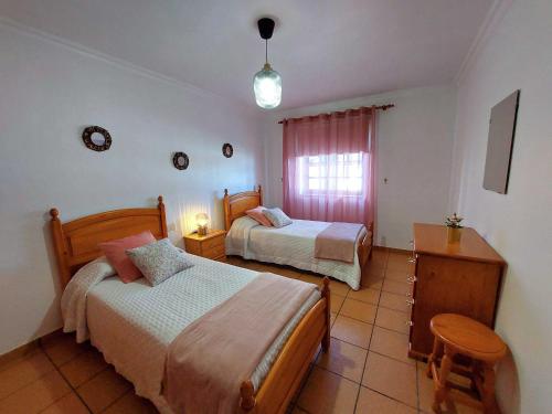 een slaapkamer met twee bedden en een raam bij Peluquina in Barlovento