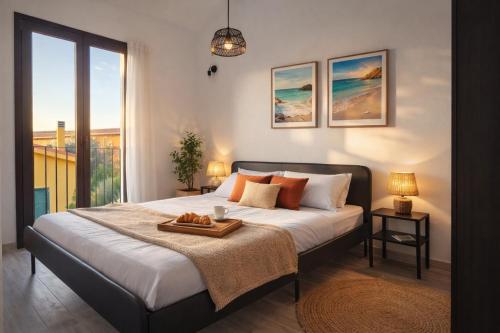 une chambre avec un lit avec un plateau de nourriture dessus dans l'établissement residence Sant'Anna i4MORI, à SantʼAnna Arresi