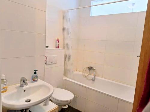 a bathroom with a sink and a toilet and a tub at Grosses Privatzimmer mit Altbau-Charme in Leipzig