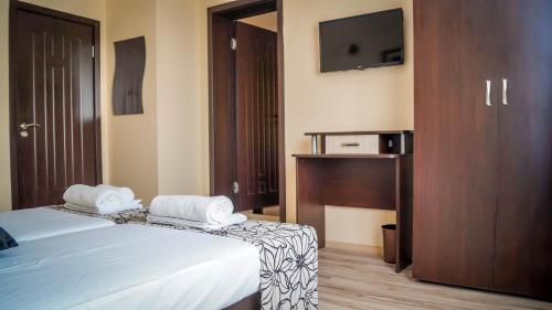 une chambre d'hôtel avec un lit et une télévision dans l'établissement Guest House Meridi, à Preseltsi