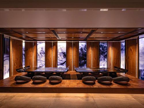 een eetkamer met een tafel en een groep stoelen bij Mercure Kyoto Station in Kyoto