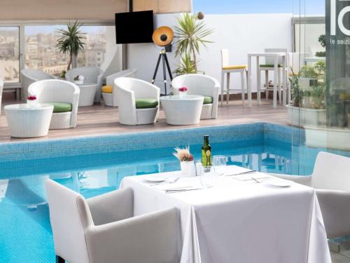 Bazén v ubytování Mövenpick Hotel Casablanca nebo v jeho okolí