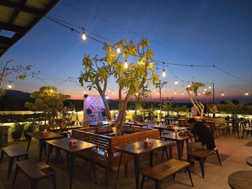 ein Mann, der an einem Tisch in einem Restaurant sitzt in der Unterkunft Kaloka Airport Hotel in Labu Sumbawa