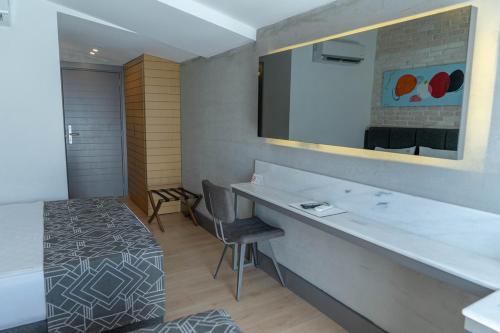La salle de bains est pourvue d'un bureau et d'une chaise. dans l'établissement Laren Sea Side Hotel Spa, à Antalya
