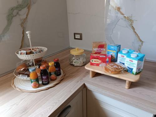 een aanrechtblad met twee houten dienbladen gevuld met drankjes bij House Delfina in Pisa