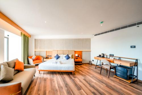 een hotelkamer met een bed en een bureau bij Nestlay Suites by TC One in Kozhikode