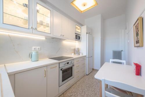 Sun-Kissed Koukaki Apartment City Views