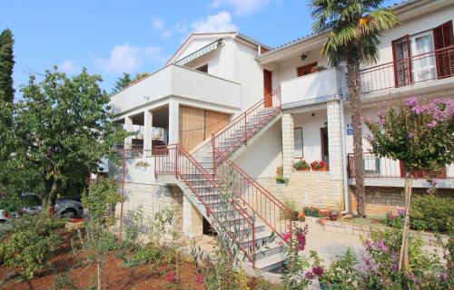 Helles Apartment mit privater Terrasse, alles zu Fuß erreichbar