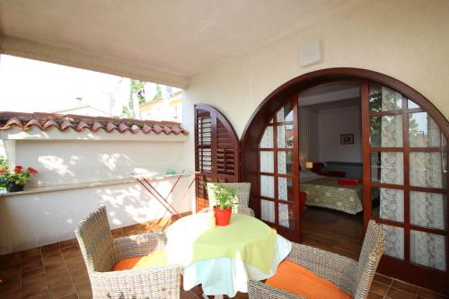 Helles Apartment mit privater Terrasse, alles zu Fuß erreichbar