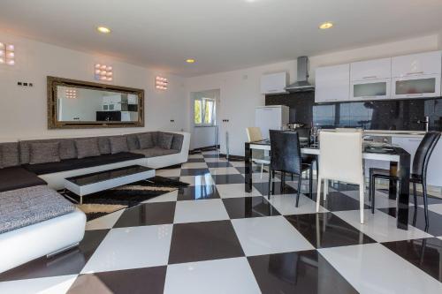 Hundefreundliche und moderne Villa mit Privatpool, Meerblick, BBQ-Bereich