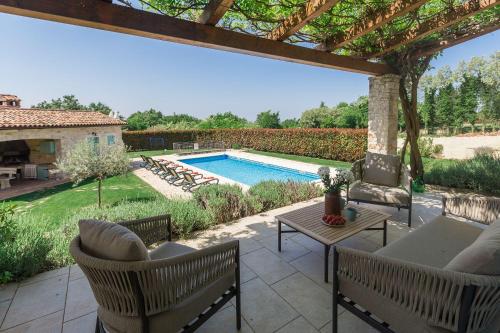 Mediterrane Steinvilla mit beheiztem Privatpool, aromatischen Mittelmeerpflanzen