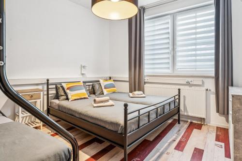 une chambre avec deux lits et une fenêtre dans l'établissement Ferienwohnung am Bodensee - nur 10 Minuten zu Fuß zum Strand, à Langenargen