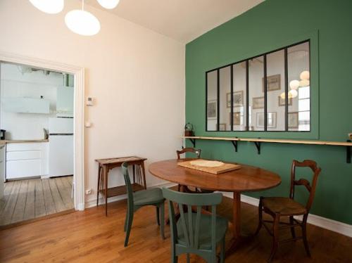 een keuken met een tafel en stoelen in een kamer bij La Luciole in Périgueux