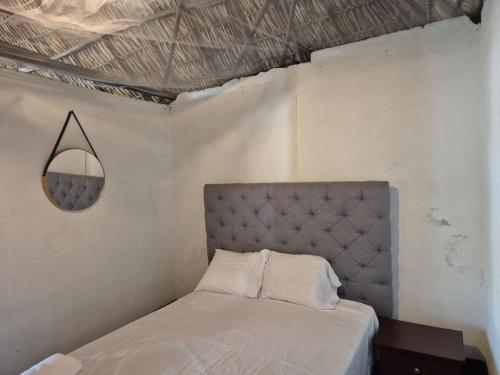 En eller flere senge i et værelse på Hostal El Paredon