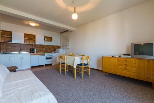 Charmantes Apartment nur 230 Meter zum Sandstrand mit Meerblick, WiFi, Parkplatz