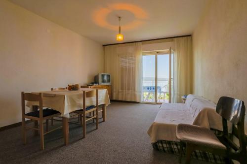 Charmantes Apartment nur 230 Meter zum Sandstrand mit Meerblick, WiFi, Parkplatz