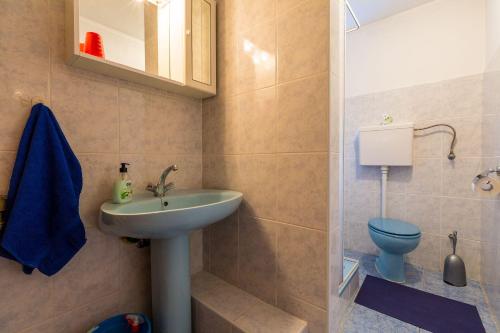 Charmantes Apartment nur 230 Meter zum Sandstrand mit Meerblick, WiFi, Parkplatz