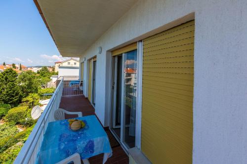 Charmantes Apartment nur 230 Meter zum Sandstrand mit Meerblick, WiFi, Parkplatz