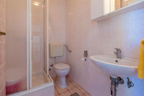 Helles Apartment nur 300 Meter zum Strand mit herrlichem Meerblick und Kinderschaukel