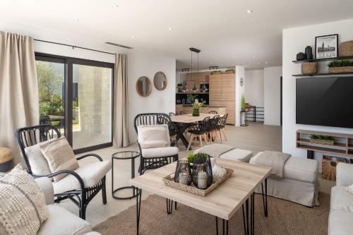 Atemberaubende Villa mit Privatpool, Sauna, Billard, Kicker, Heimtrainer, BBQ