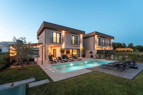 Atemberaubende Villa mit Privatpool, Sauna, Billard, Kicker, Heimtrainer, BBQ
