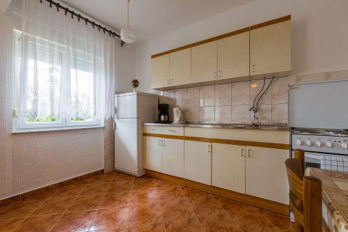 Charmantes Apartment nur 650 Meter zum Strand mit Meerblick, BBQ-Bereich, Privatparkplatz