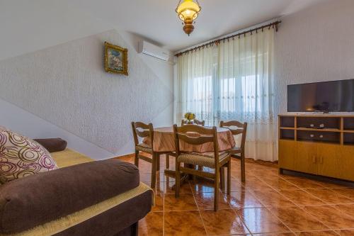 Charmantes Apartment nur 650 Meter zum Strand mit Meerblick, BBQ-Bereich, Privatparkplatz
