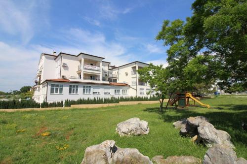 Idyllisches Apartment mit Kinderspielplatz vor dem Haus und nur 700 Meter zum Strand