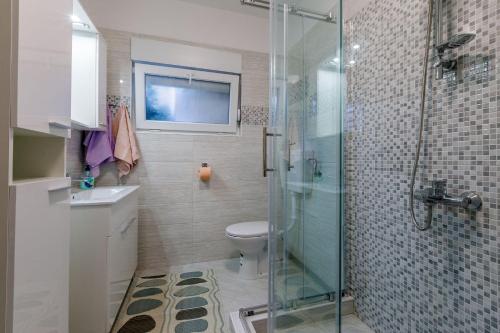 Charmantes Apartment nur 650 Meter zum Strand mit Meerblick, BBQ-Bereich, Privatparkplatz