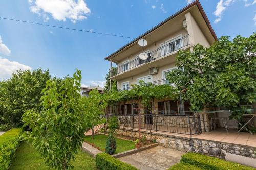 Charmantes Apartment nur 650 Meter zum Strand mit mediterranem Garten, Meerblick, Grill