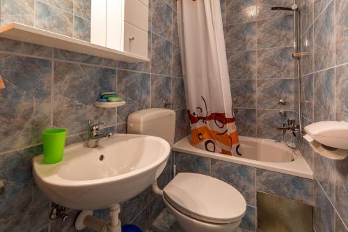 Beschauliches Apartment nur 650 Meter zum Strand mit Fitnessraum, Meerblick, Grill
