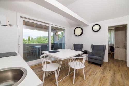 Modernes Penthouse nur 200 Meter zum Sandstrand mit Meerblick und Parkplatz