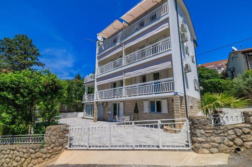 Modernes Apartment nur 300 Meter zum Strand mit Grillplatz und Privatparkplatz