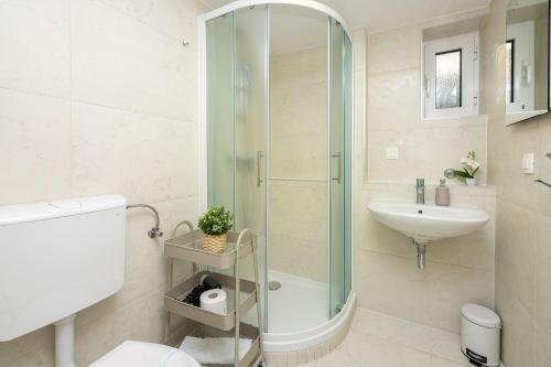 Modernes Apartment nur 300 Meter zum Strand mit Grillplatz und Privatparkplatz