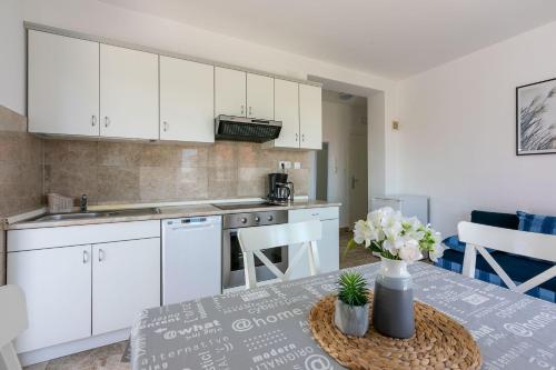 Helles Apartment nur 300 Meter zum Strand mit Meerblick, Grillplatz, Waschmaschine