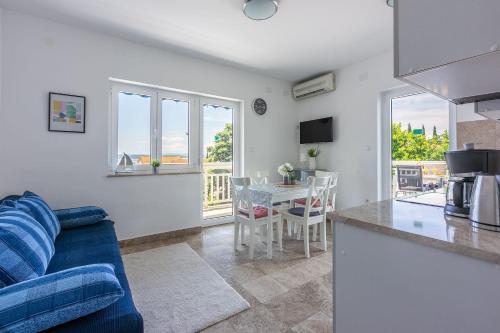 Helles Apartment nur 300 Meter zum Strand mit Meerblick, Grillplatz, Waschmaschine