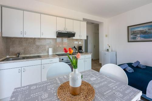 Lauschiges Apartment nur 300 Meter zum Strand mit Meerblick, Parkplatz, Grillplatz