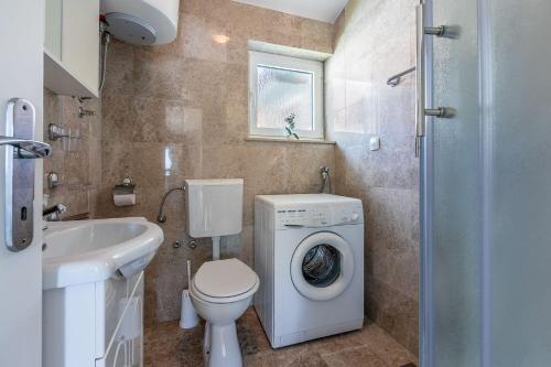Lauschiges Apartment nur 300 Meter zum Strand mit Meerblick, Parkplatz, Grillplatz