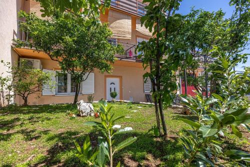 Komplett renoviertes Apartment nur 500 Meter zum Strand mit Grill, Smart-TV, Wäschetrockner
