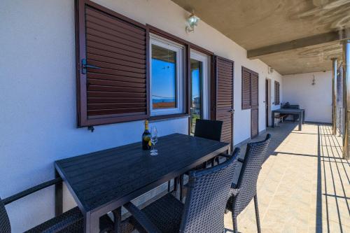 Idyllisches Studio-Apartment mit Meerblick, Privatparkplatz, Klima, WiFi