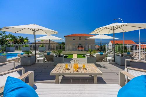 Atemberaubendes Apartment nur 500 Meter zum Sandstrand mit Heimkino, Billard, Meerblick