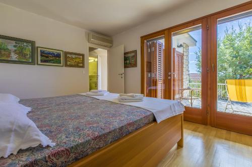 Rustikales Steinhaus nur 300 Meter zum Strand mit 3 Parkplätzen, Meerblick, Garten