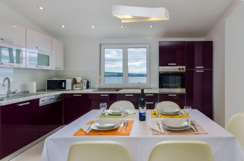 Atemberaubendes Apartment nur 500 Meter zum Sandstrand mit Heimkino, Billard, Meerblick