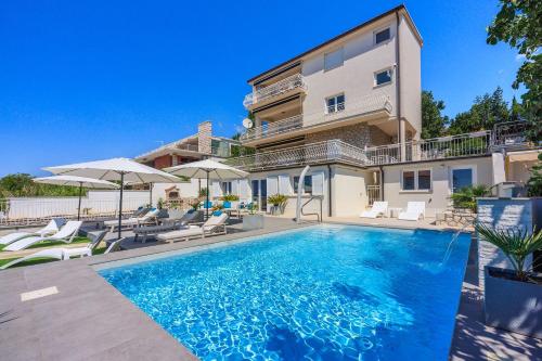 Atemberaubendes Apartment nur 500 Meter zum Sandstrand mit Heimkino, Billard, Meerblick
