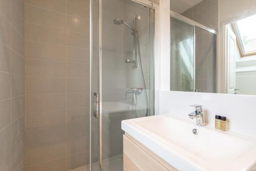 un bagno con lavandino e doccia di Studio Hyper centre - Dans Hotel Particulier - Charles le Téméraire a La Celle-sous-Gouzon